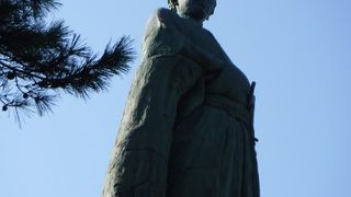 大きな龍馬像を見上げる