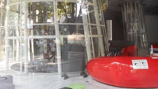 ガラス張りの明るい建物