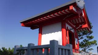 色鮮やかな小さな社