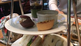 目黒雅叙園内のカフェ　リーズナブルにアフタヌーンティーが楽しめます。