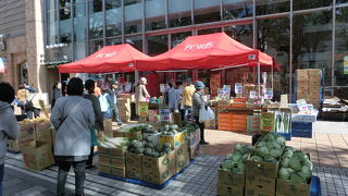 店頭の地場野菜市が活況