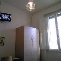 テレビ有。天井が高く窓も有り明るい。