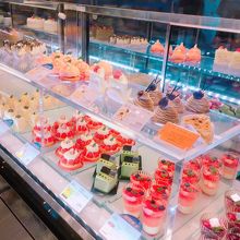 ケーキの並んだショーケース