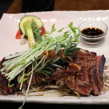 ステーキ。ポン酢ぽいソースでいただきます。