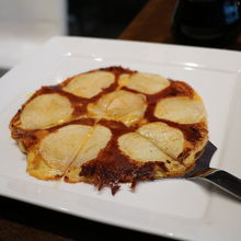 ポテトのチーズ焼き。コスパ抜群で美味しい。ぜひオーダーを。