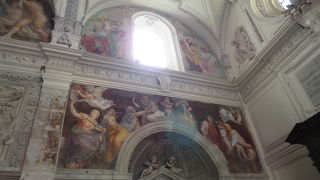 教会内部の右側の礼拝堂の・・・