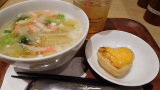 お粥がメインの、セルフサービスのお店