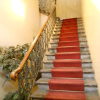 この階段を３階まで上がります