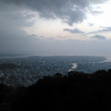 晴れた日には紀伊水道に浮かぶ朝日も
