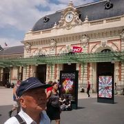 カンヌ・モンテカルロの駅も利用しましたが、ニース ヴィル駅の駅舎が一番きれい