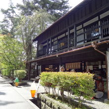 通りには食事処もあります