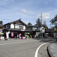 武家屋敷通りから大通りに抜けるとお土産屋があります
