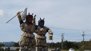 巨大ななまはげが立つ