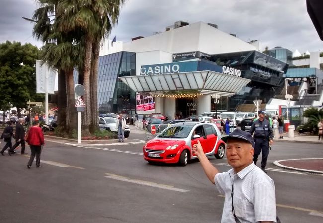 高級保養地のカンヌの雰囲気を感じるのに絶対散策してください。