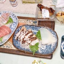 購入した刺身と焼き魚