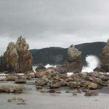 目の前直ぐが橋杭岩！