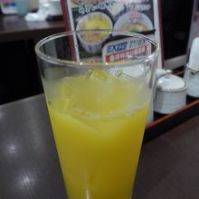 サービスのオレンジジュース