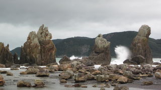 橋杭岩をバックに記念写真が撮れる　～　道の駅くしもと橋杭岩