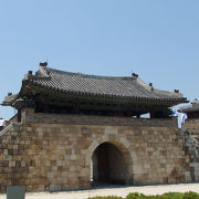 水原華城の東を守る門