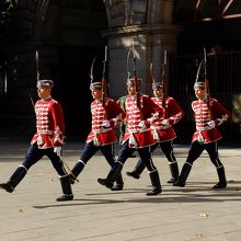 任務を完了して休み時間に入る大統領府の衛兵さんたち。