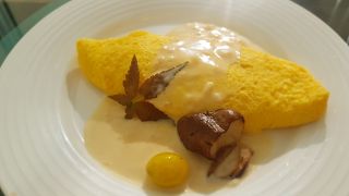 吹き抜けの明るいレストランで朝食。