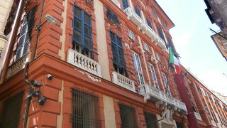 豪華な邸宅群が並ぶ通り