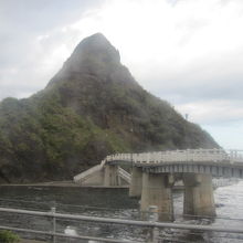 弁天島と歩道橋の様子