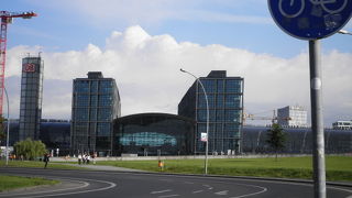 ガラス張りの斬新な駅舎