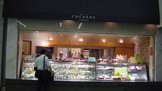 明るいケーキショップ