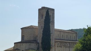 それはそれは美しいロマネスクの修道院聖堂です