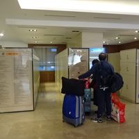 チェックOUT後にフロント前にある無料ロッカーは使えます。