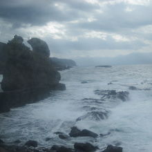 夏でも日差しが陰るとブルーではなくなります