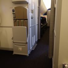 バルクヘッドに席を移動。