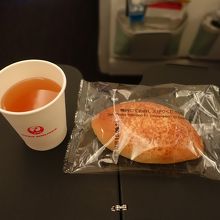 軽食（パンとコンソメスープ）