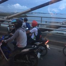 渋滞のマルセロフェルナン橋