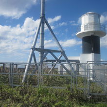 遊歩道の終点付近にある神威岬灯台の様子