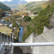 ダム堤体上より下流側を望む