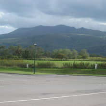 岬の湯しゃこたんから望む積丹岳（と余別岳）の様子