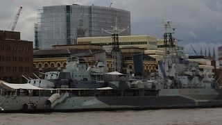 テムズ川にある軍艦