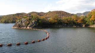 ダムによってせき止められて出来た人造湖