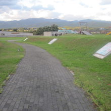 陶板絵画の並ぶ歩道の様子