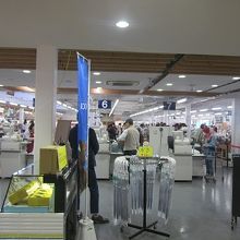 売店も凄く広々としていて、お客さんで溢れていました。