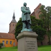 アンデルセンの銅像が立つ、憩いの公園
