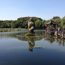 九獅石。水と植物と建物の調和が美しいです。
