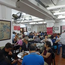 地元感満載の店内