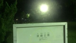 大きな噴水塔のある公園