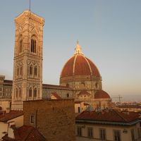 屋上から：夕陽に照らされるドゥオモとジョットの鐘楼