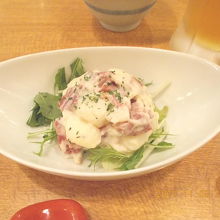 付き出し　牛タンサラダ　初めて食べました。美味しい・・。