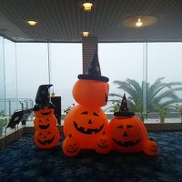 ロビーのハロウィーンの飾り