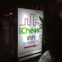 ソイ19と17の間の路地にひっそり看板がある。